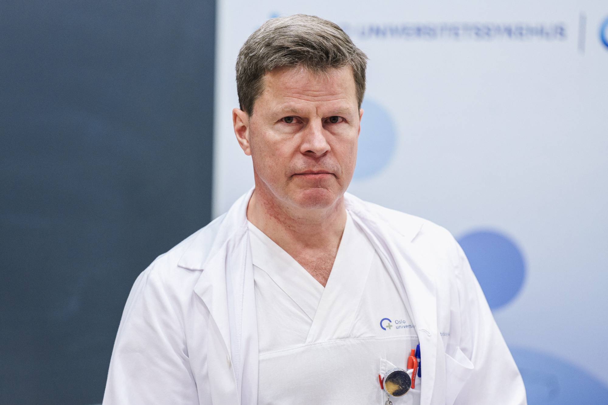 Are Martin Holm, overlege og avdelingsleder ved lungeavdelingen på Rikshospitalet, står foran en tavle og orienterer om kronprinsesse Mette-Marits helsesituasjon i desember 2026