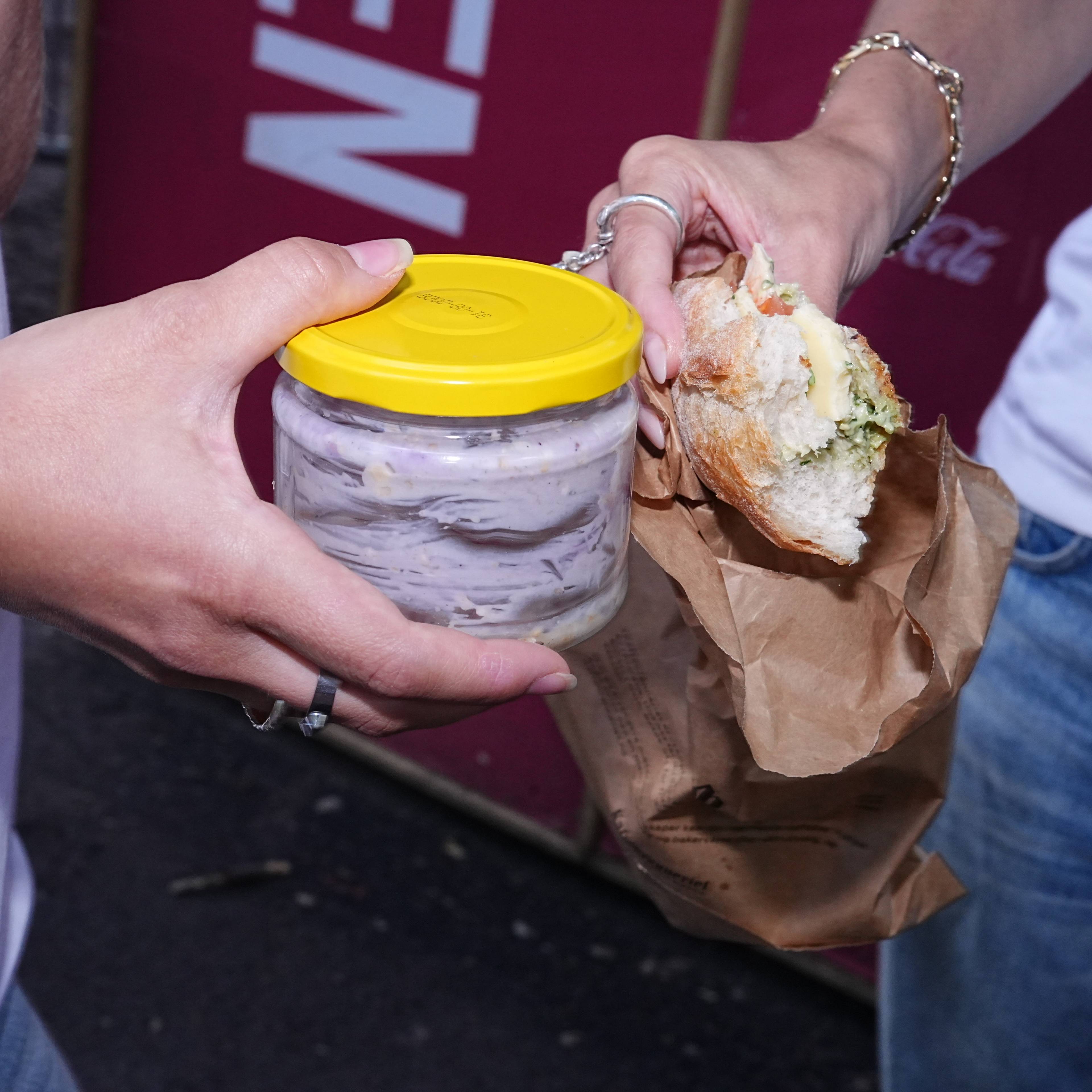 en person som holder en sandwich (Bildebeskrivelsen er laget av en KI-tjeneste)