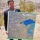 Ohad Zwigenberg / AP / NTB en mann som holder et kart