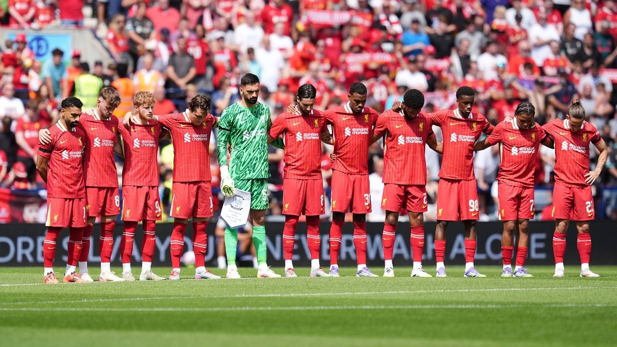 Liverpool minnes avdøde Jota med spesiallaget emblem på drakten