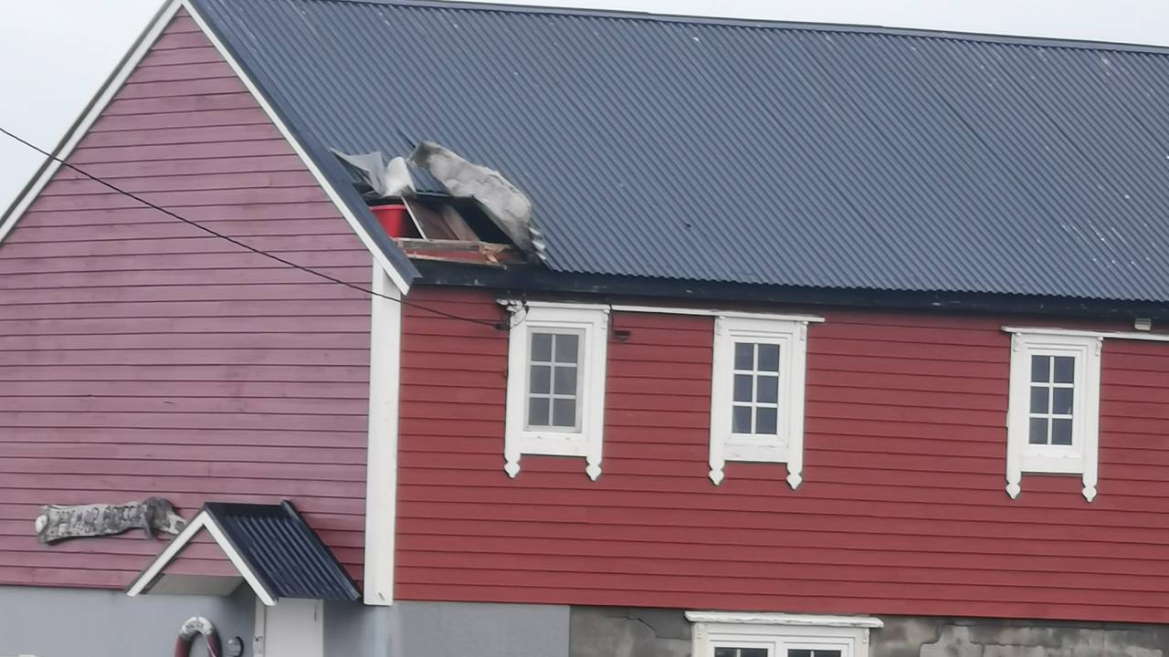 Skader på hus på Veiholmen på Nordmøre etter kraftig vind