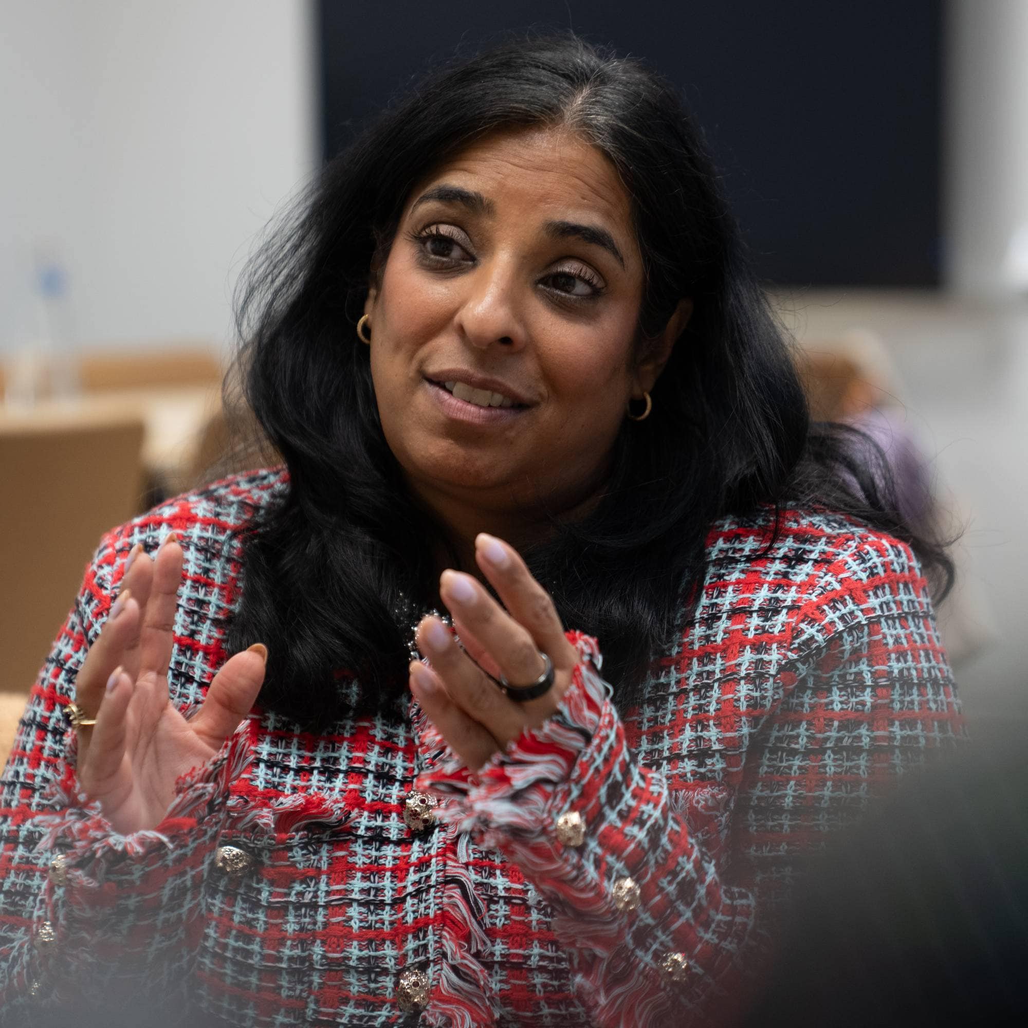 Kultur- og likestillingsminister
Lubna Jaffery (Ap) blir intervjuet av NRK