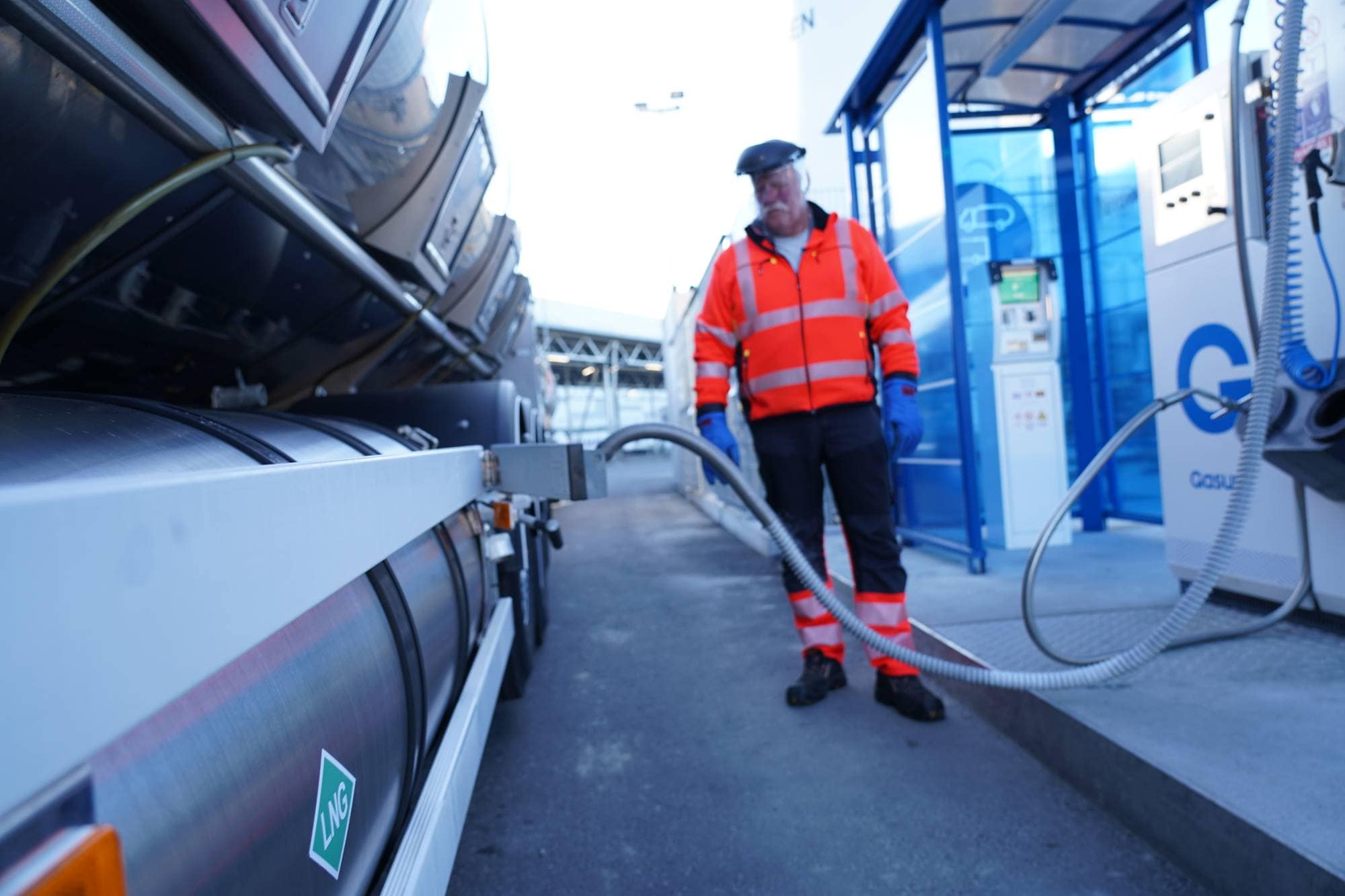 Sjåfør Ole Jørgen Østreng fra Kværnhaugen Transport fyller biogass som drivstoff på tankbilen. Han kjører tankbil med melk for Tine. 