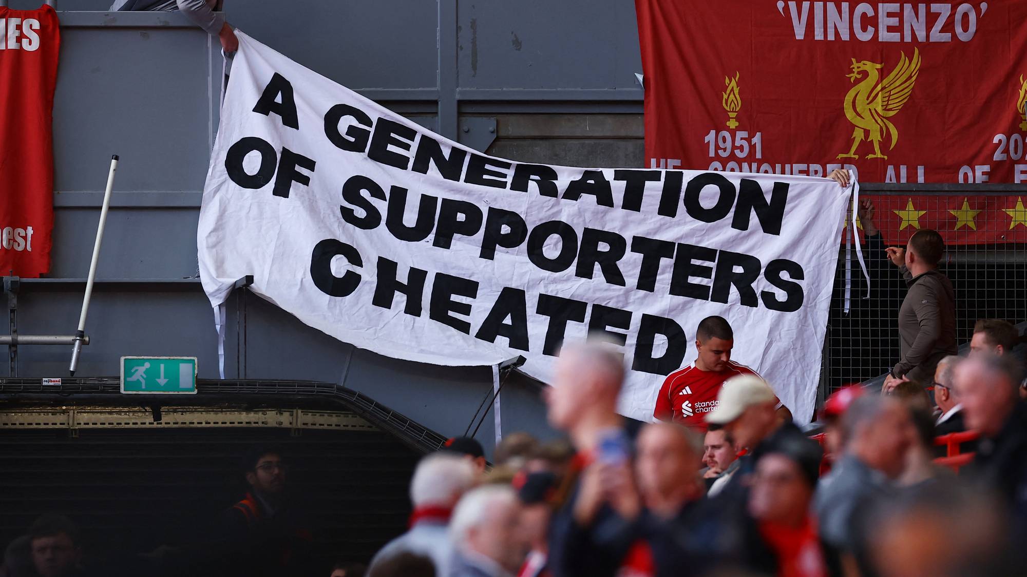 Supportere holder opp et banner med teksten A generation of supporters cheated på en fotballstadion. (Bildebeskrivelsen er laget av en KI-tjeneste)