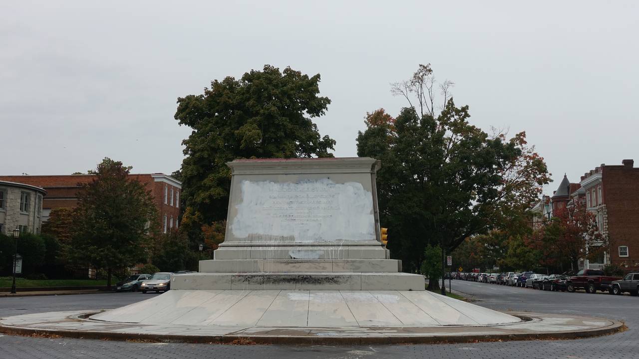 TOMT: En rekke tomme sokler står nedover Monument Boulevard i Richmond, Virginia. Det er resultatet av sommerens store protester mot rasisme og politivold.