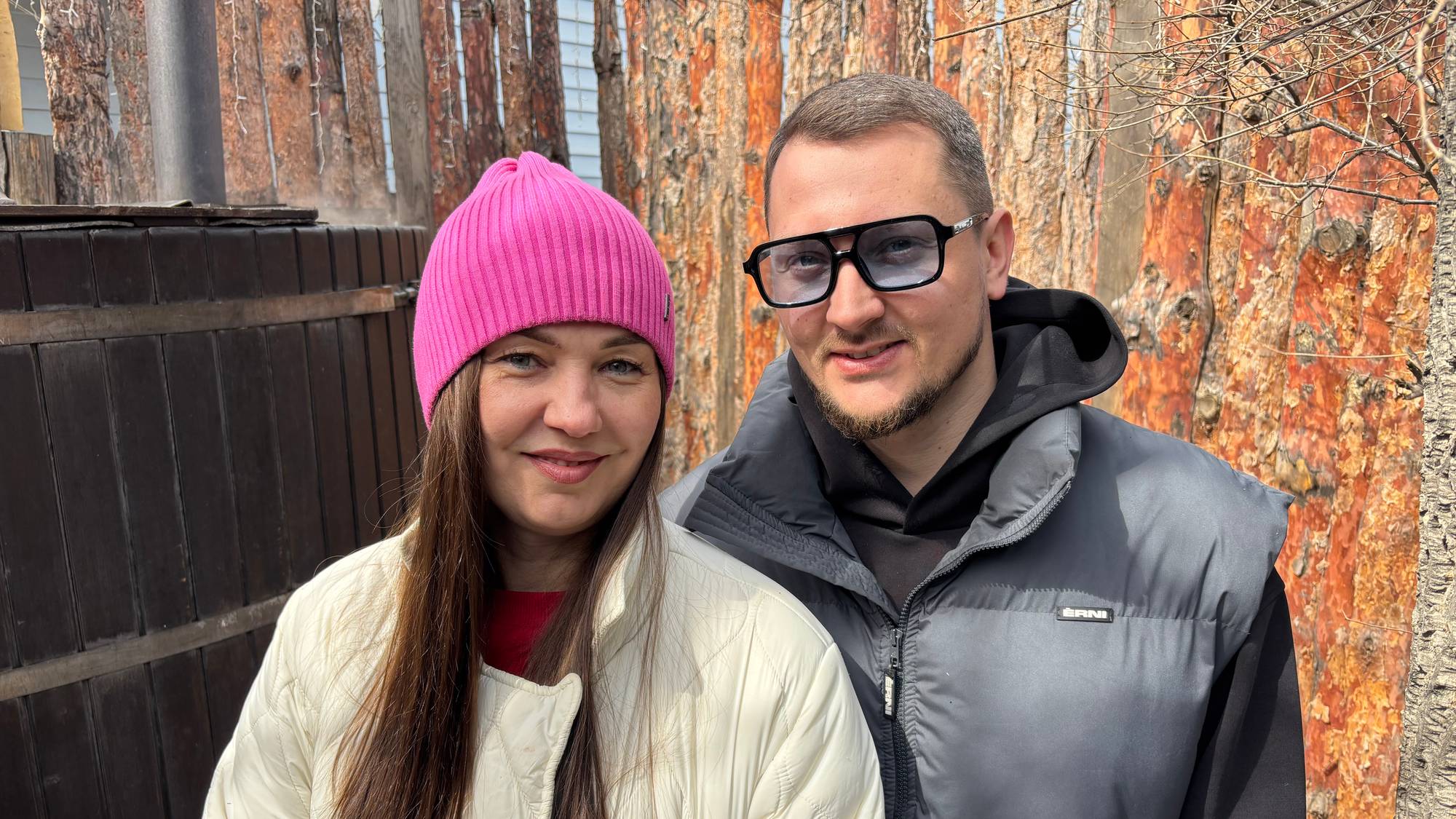 En mann og en kvinne som sto ved siden av hverandre og smilte (Bildebeskrivelsen er laget av en KI-tjeneste)