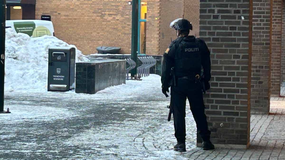 Væpna politi rykker ut til Norges bank i Trondheim