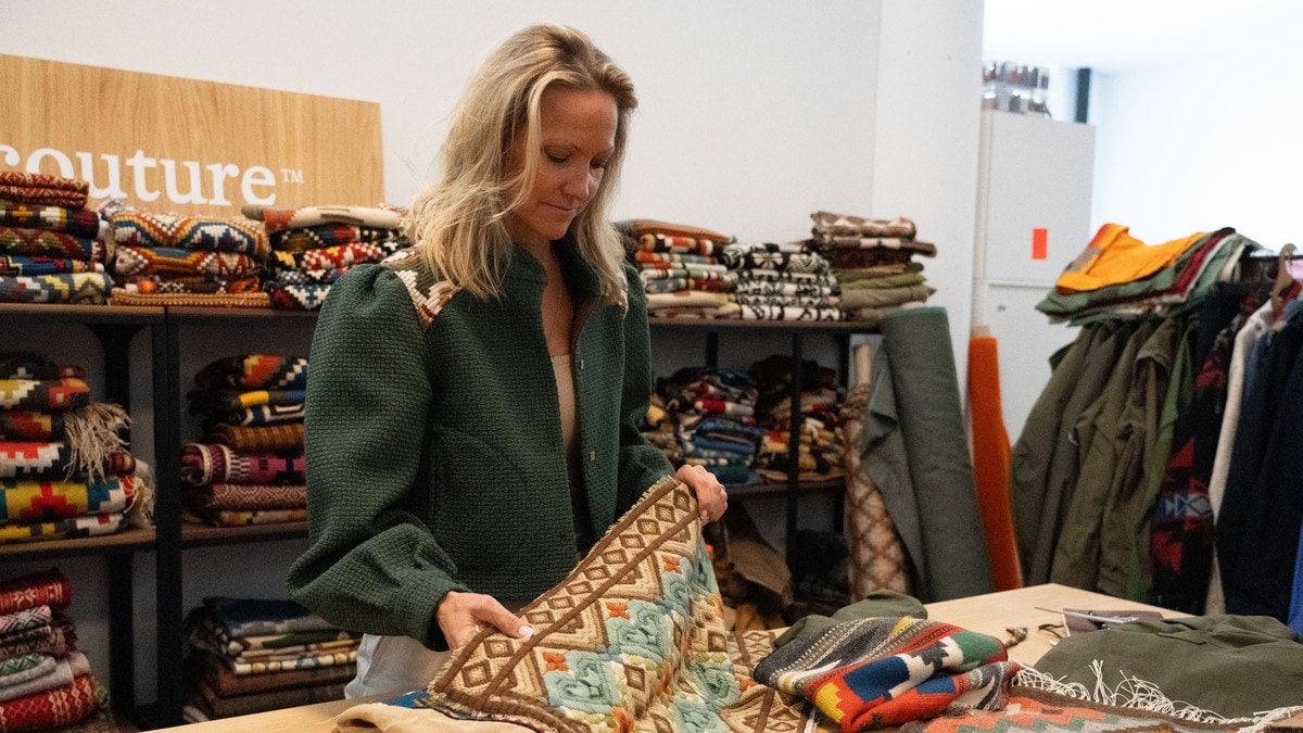 Norsk designer gir ødelagte klær nytt liv – men får ikke hjelpen hun trenger