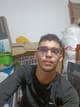 Cesar Torrealba Selfie av Youtuberen Cesar Torrealba. Han sitter foran det som ser ut som et flyttelass, og ser rett inn i kameraet.