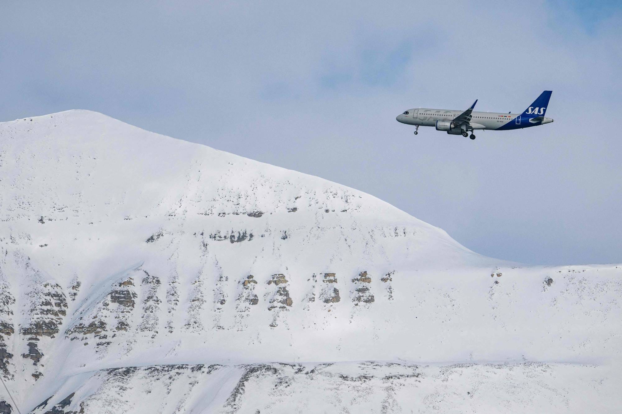 Et SAS-fly lander på flyplassen i Longyearbyen.