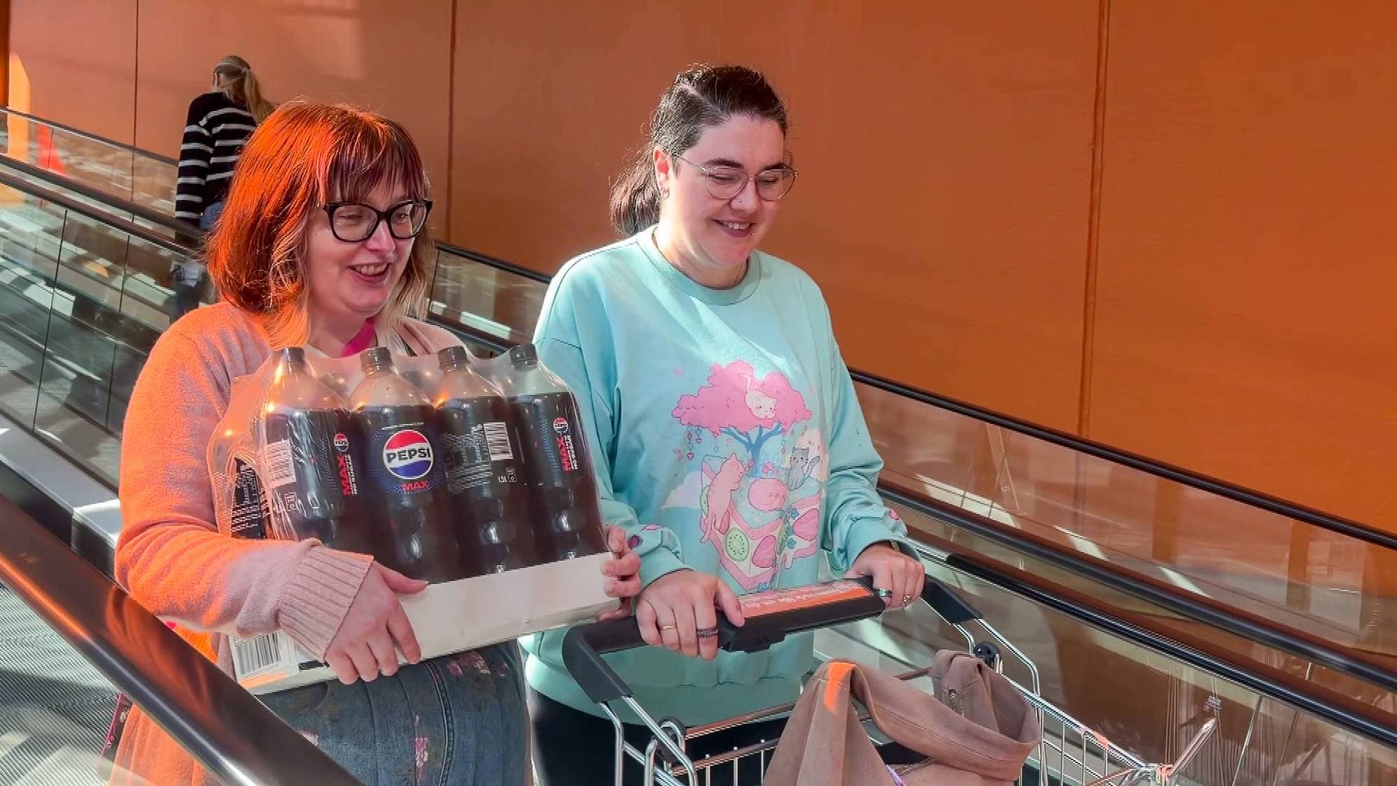 Noen få personer i en handlevogn (Bildebeskrivelsen er laget av en KI-tjeneste)