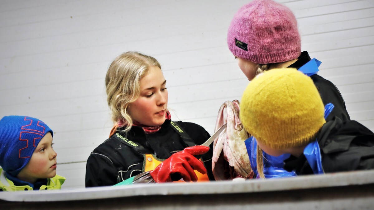 Kan tjene titalls tusen: Her viderefører Julie (14) kunsten å skjære torsketunger