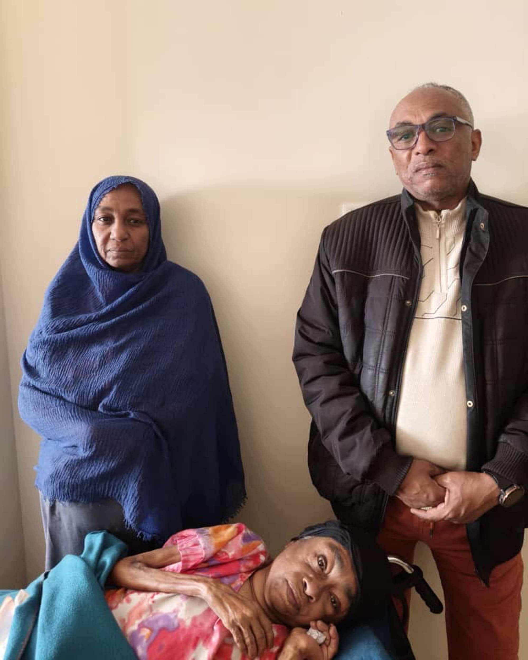 Tarik Kamal Ibrahim,, tidligere ansatte på Norges ambassade i Sudan, sammen med kollegaer. 