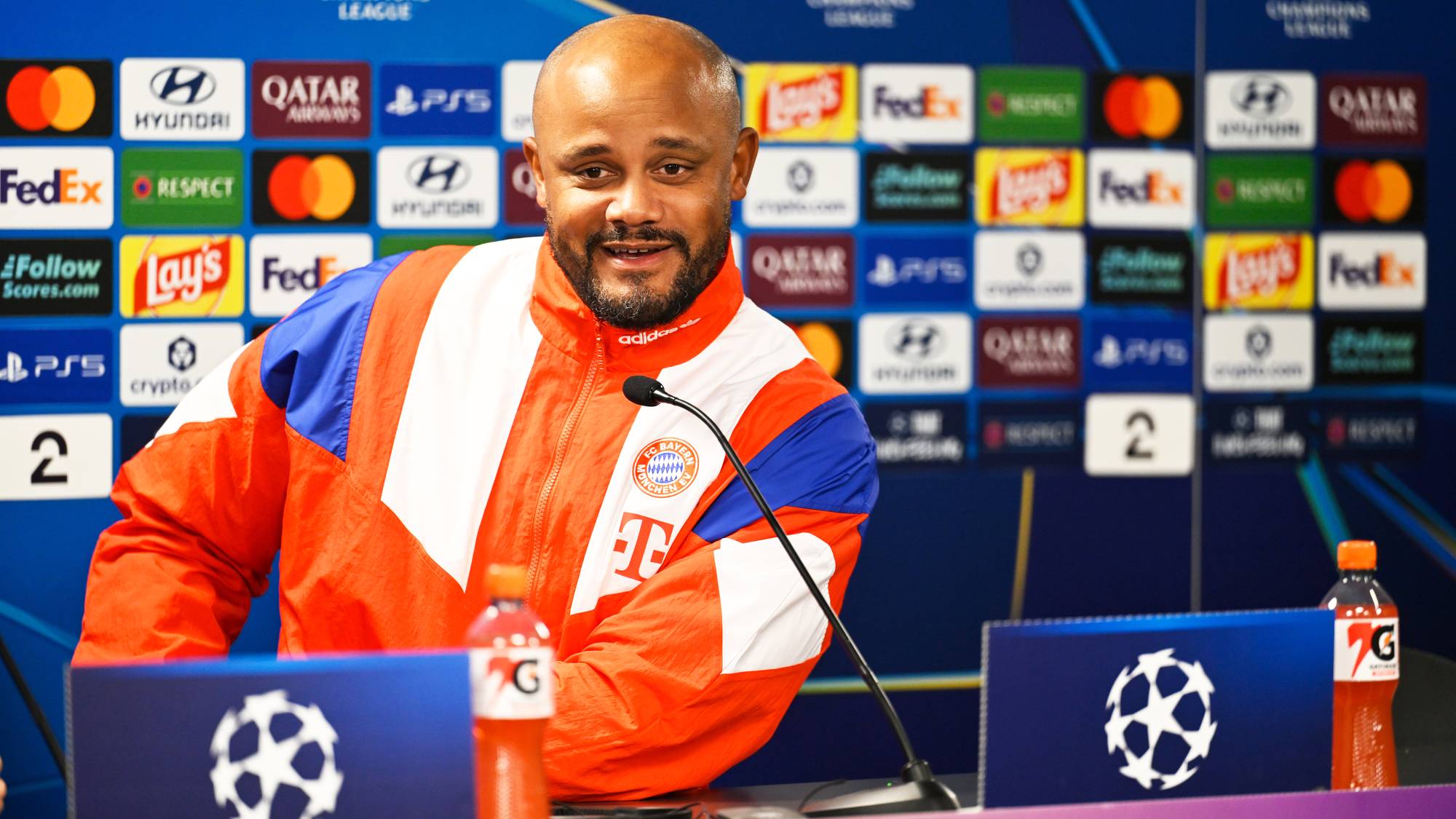 Vincent Kompany under pressekonferansen i Stavanger