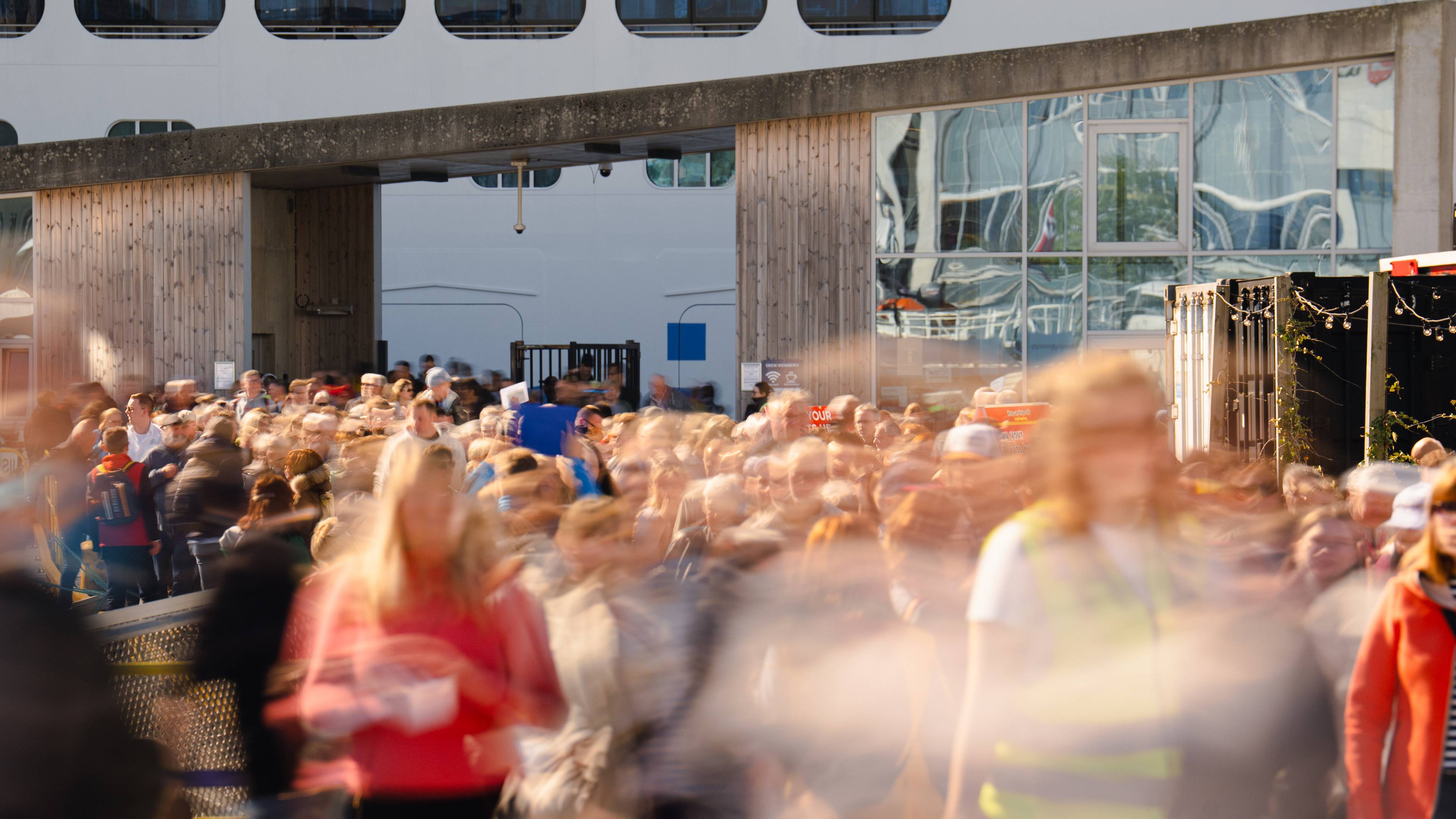 en stor folkemengde ved cruisekaien i Ålesund sentrum (Bildebeskrivelsen er laget av en KI-tjeneste)