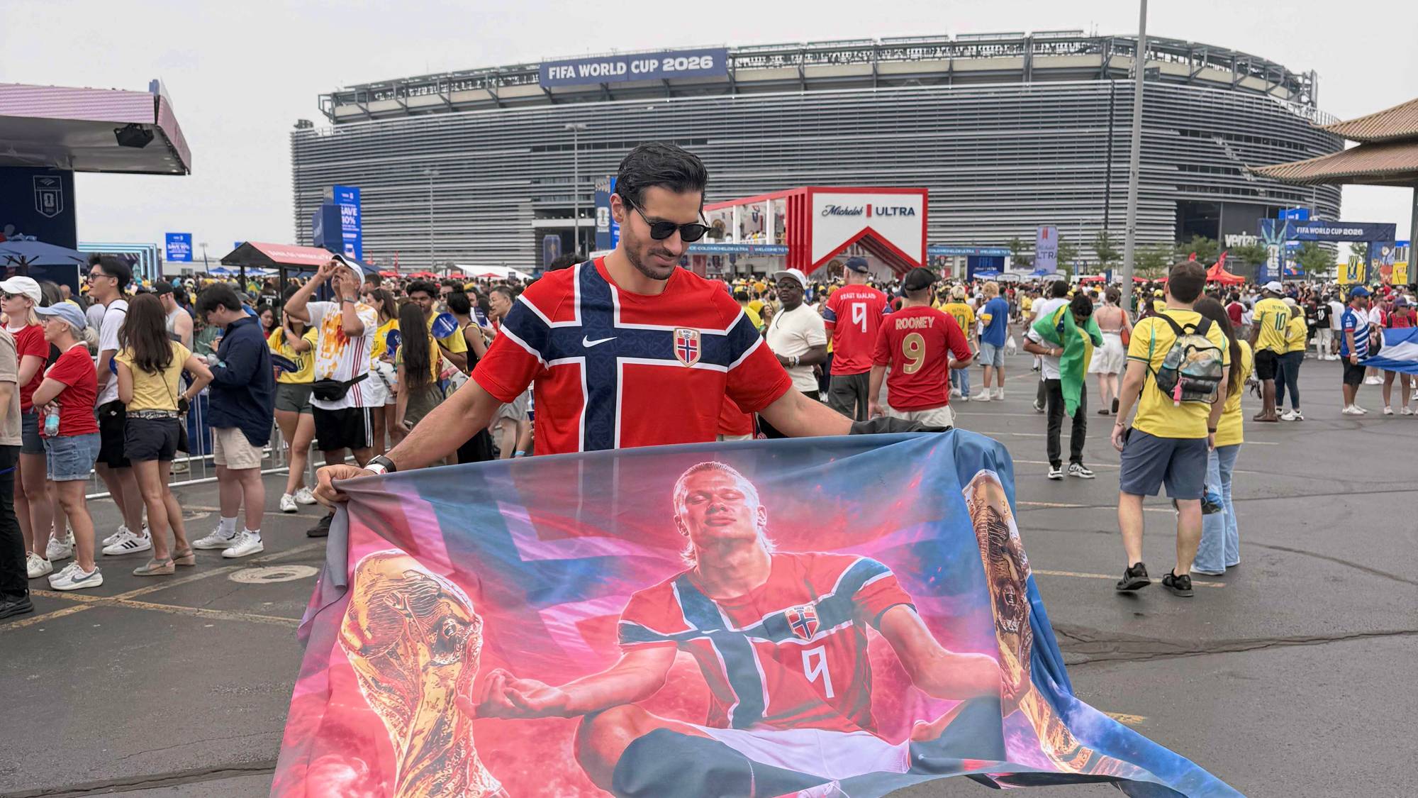 Javad Mushtaq med flagg av Haaland