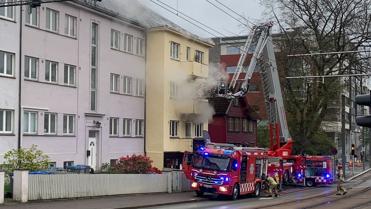 Bygningsbrann på Minde i Bergen: To personer reddes ned