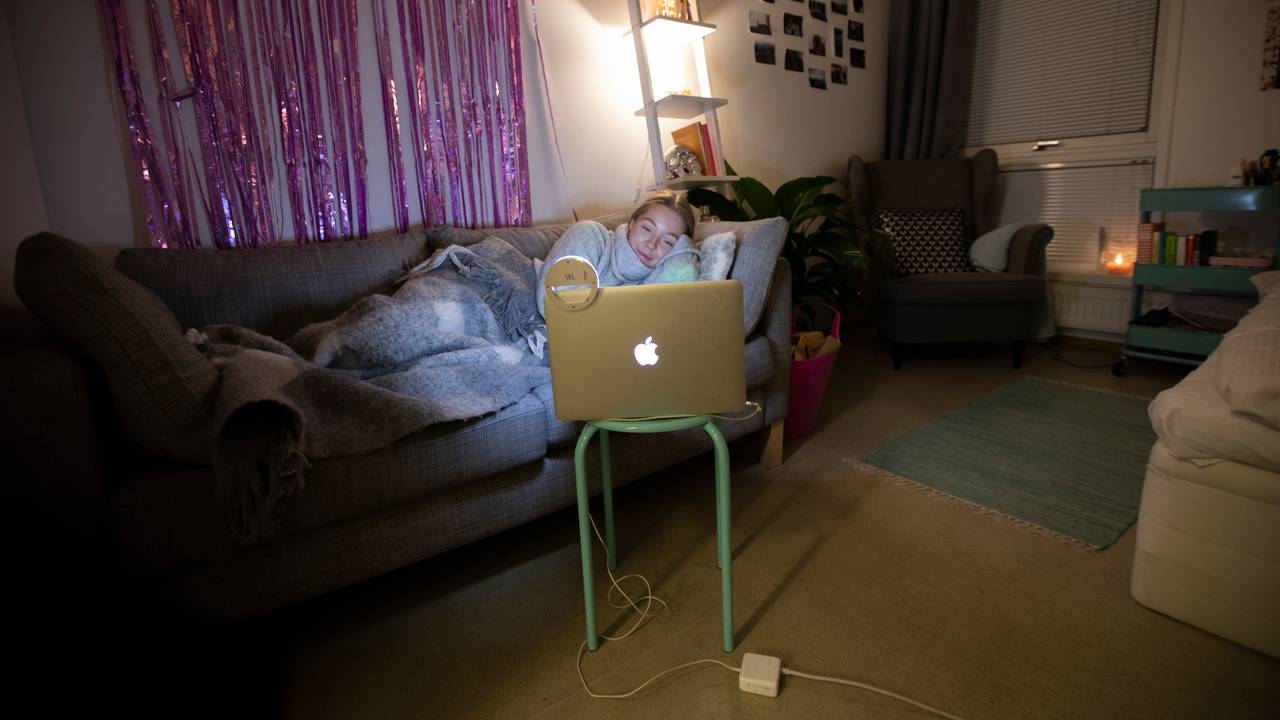 Nora Løkenhagen (22) ser på Netflix.