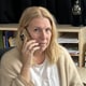 Privat / Privat En kvinne sitter med telefonen til øret, inntil en kontorpult.