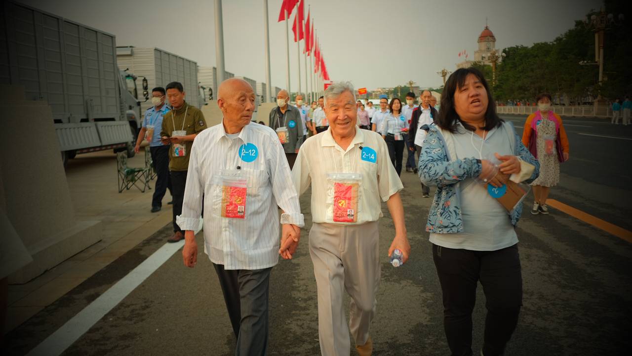 Due veterani si tengono per mano in viaggio per celebrare il 100° anniversario a Pechino 