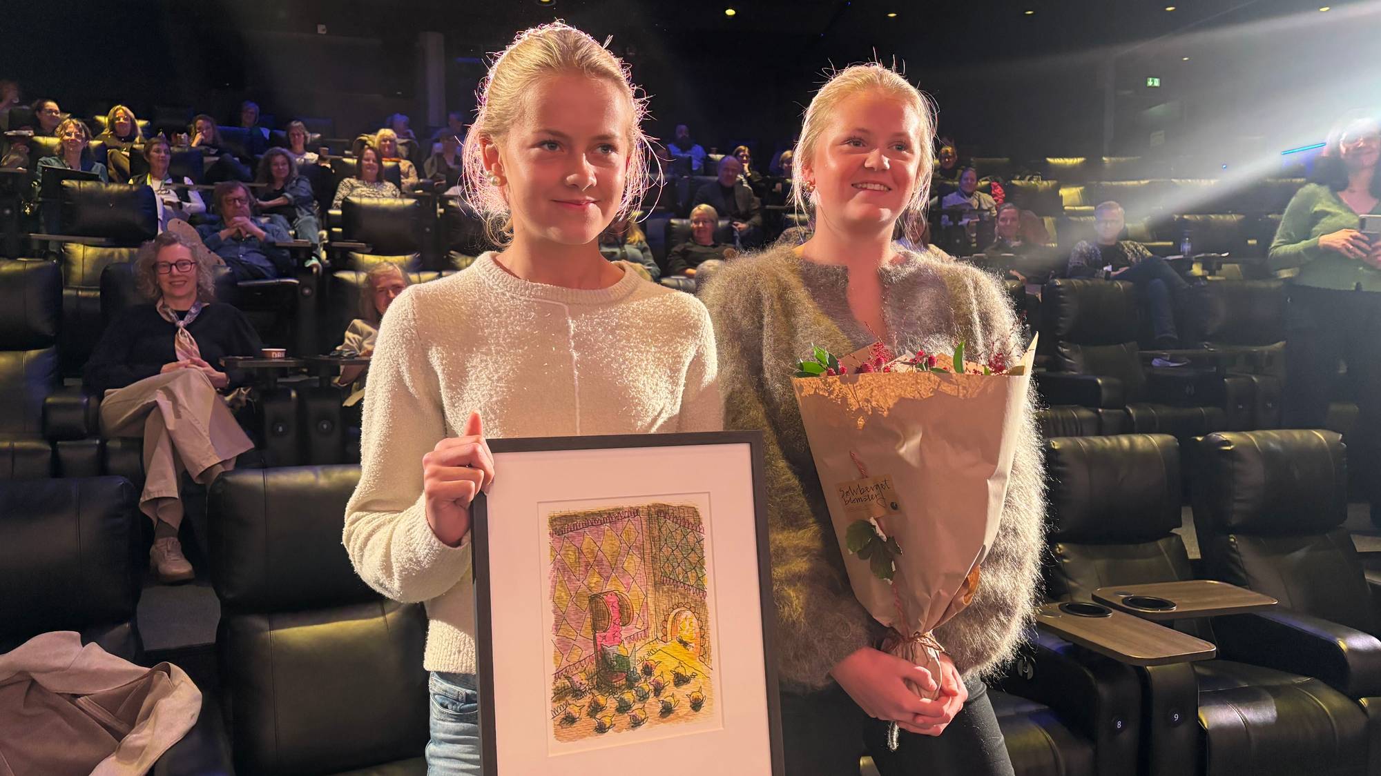 Erling Braut Haaland er årets bibliotekvenn i Rogaland. Søstrene Sofie og Norah tok imot prisen på vegne av broren, under utdelingen i Stavanger. 