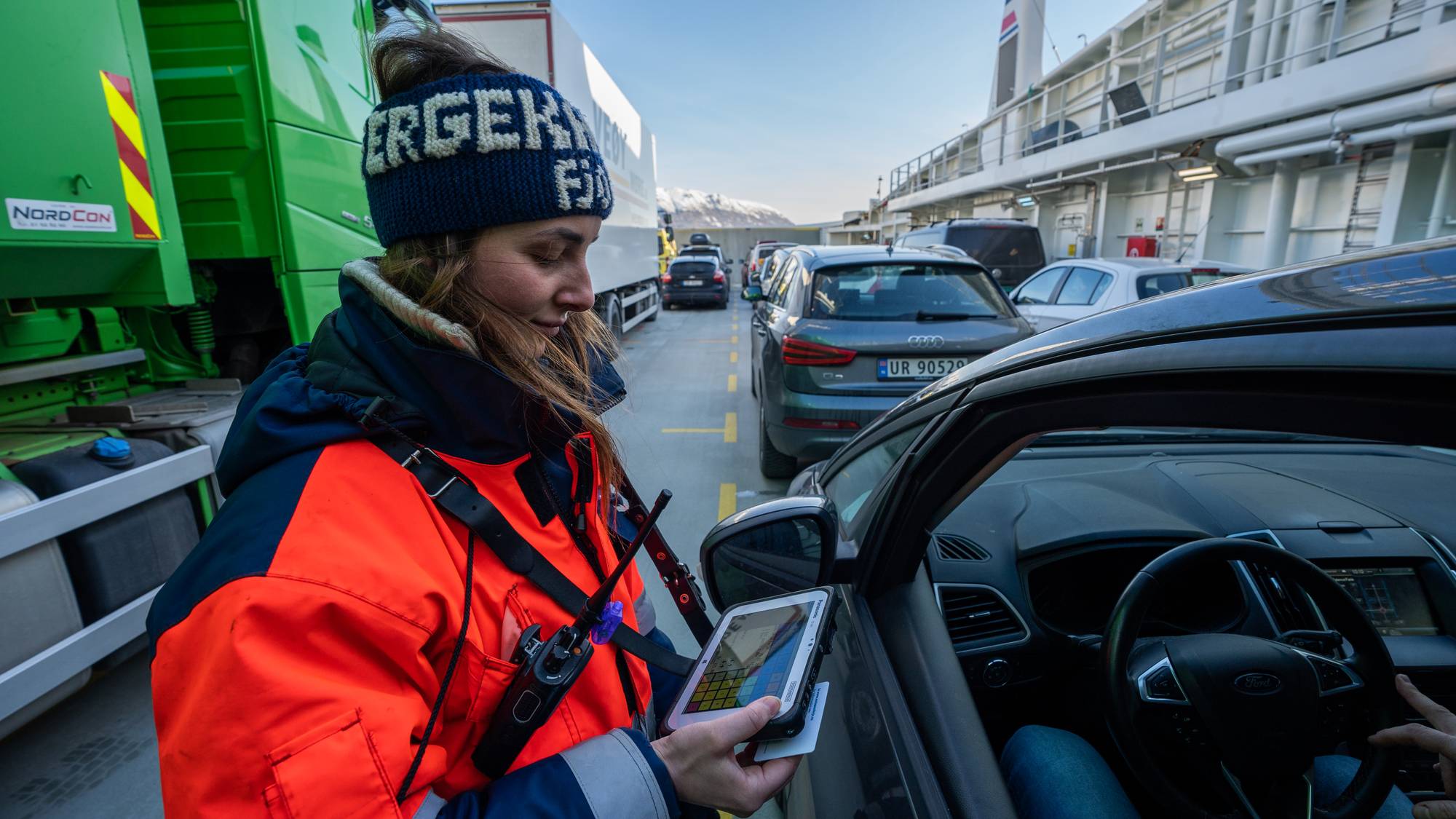 Fergematros Kaia Vattøy tar betalt av passasjerene på bilferga Hadarøy på strekninga mellom Hareid og Sulesund