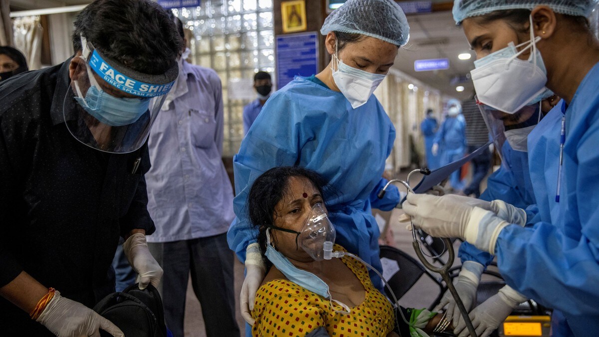Koronakaoset i India: Her går de løs på sykehuspersonalet