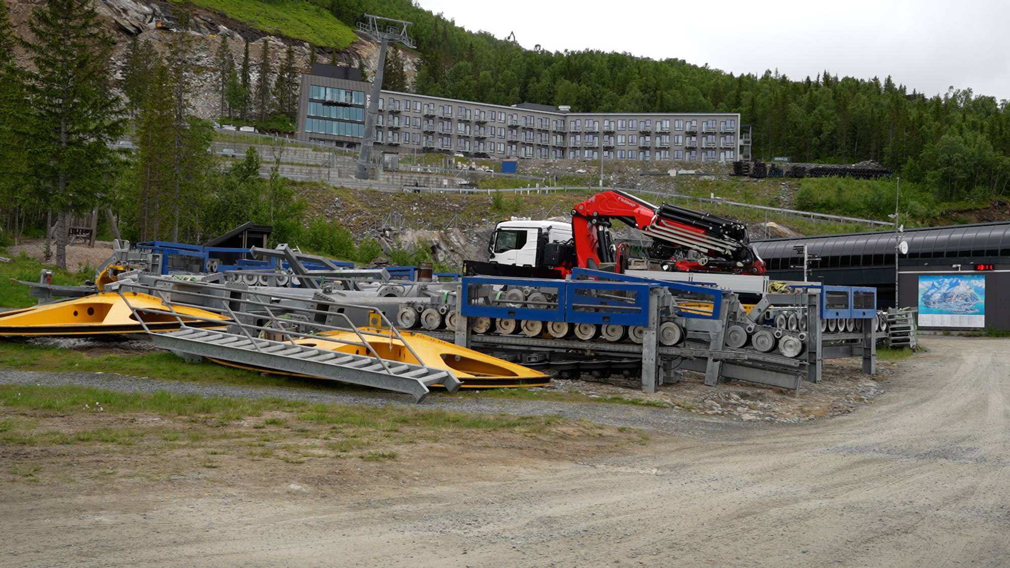 Deler av en skiheis ligger på bakken klar til å monteres opp