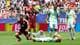 Carlos Barria / REUTERS,NTB Fotballspillere ligger på bakken etter en takling. Andre spillere står rundt dem. Publikum sitter på tribunen i bakgrunnen. (Bildebeskrivelsen er laget av en KI-tjeneste)