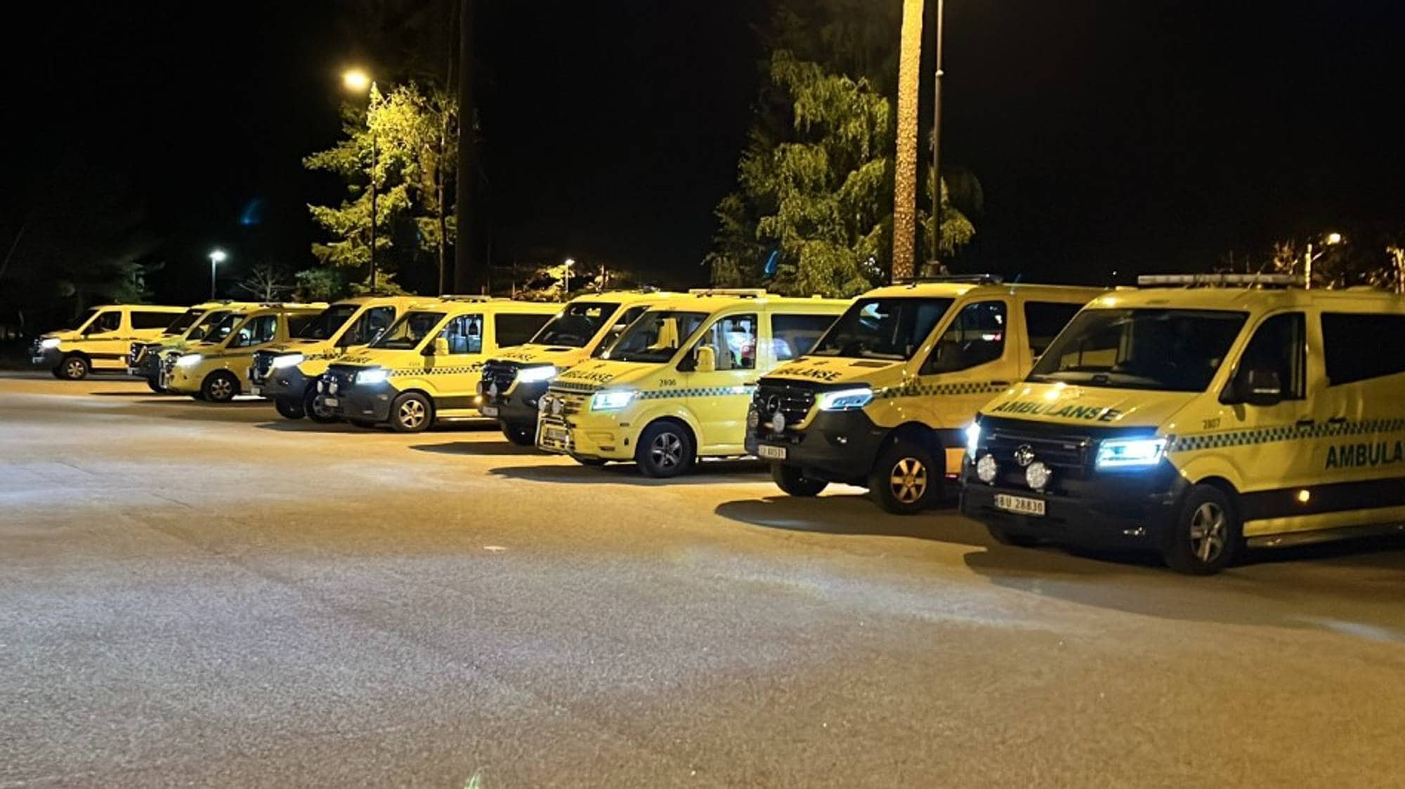 Bildet viser ambulanser ved et hotell i Skien. Det evakueres på grunn av salmiakklukt.