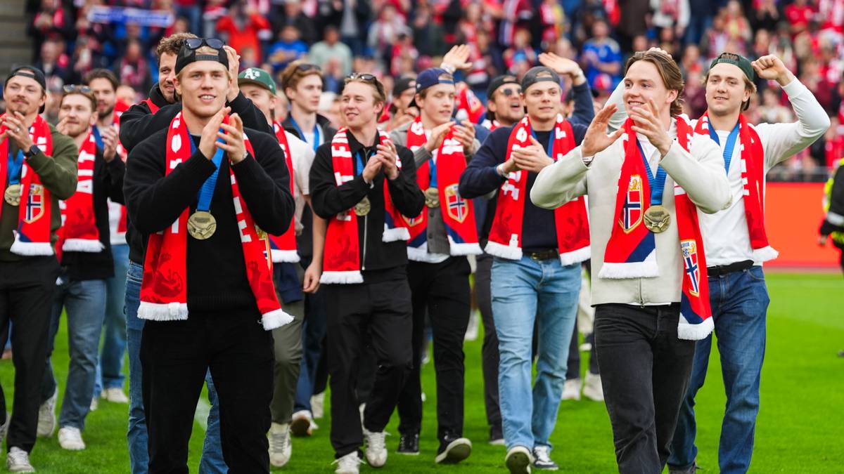 VM-heltene hyllet på Ullevaal – Solbakken valgte hockey fremfor pauseprat