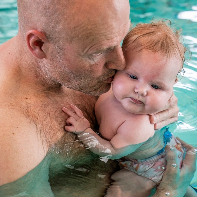 Ørjan kysser datteren på kinnet i bassenget. 