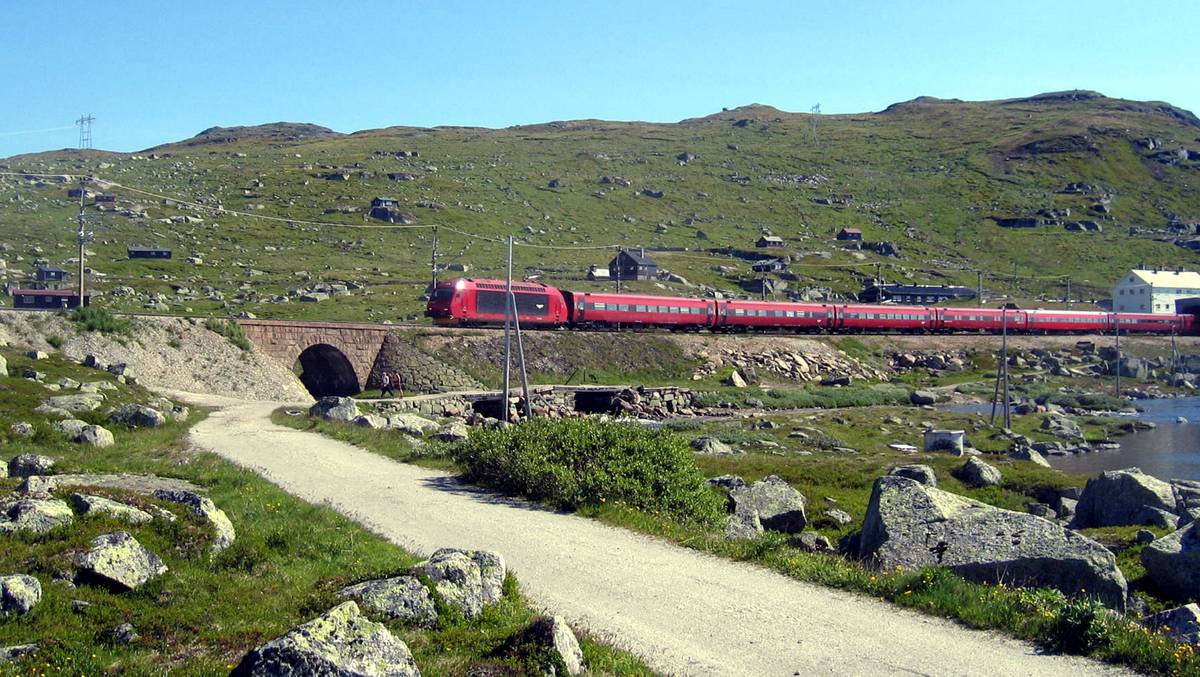 Syklist Med Flaks I Lang Tunnel Nrk Vestland 