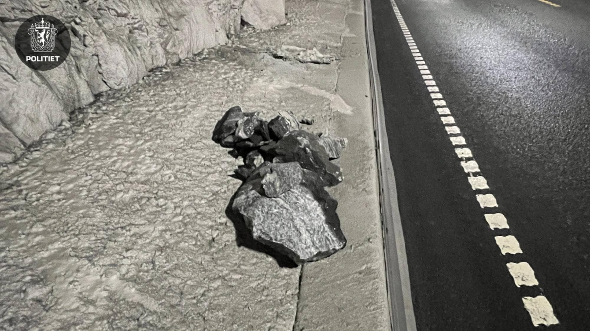Deler av steinen som falt ned. Den ble beskrevet som et flak/blokk og den delte seg i sammenstøtet med bilen.