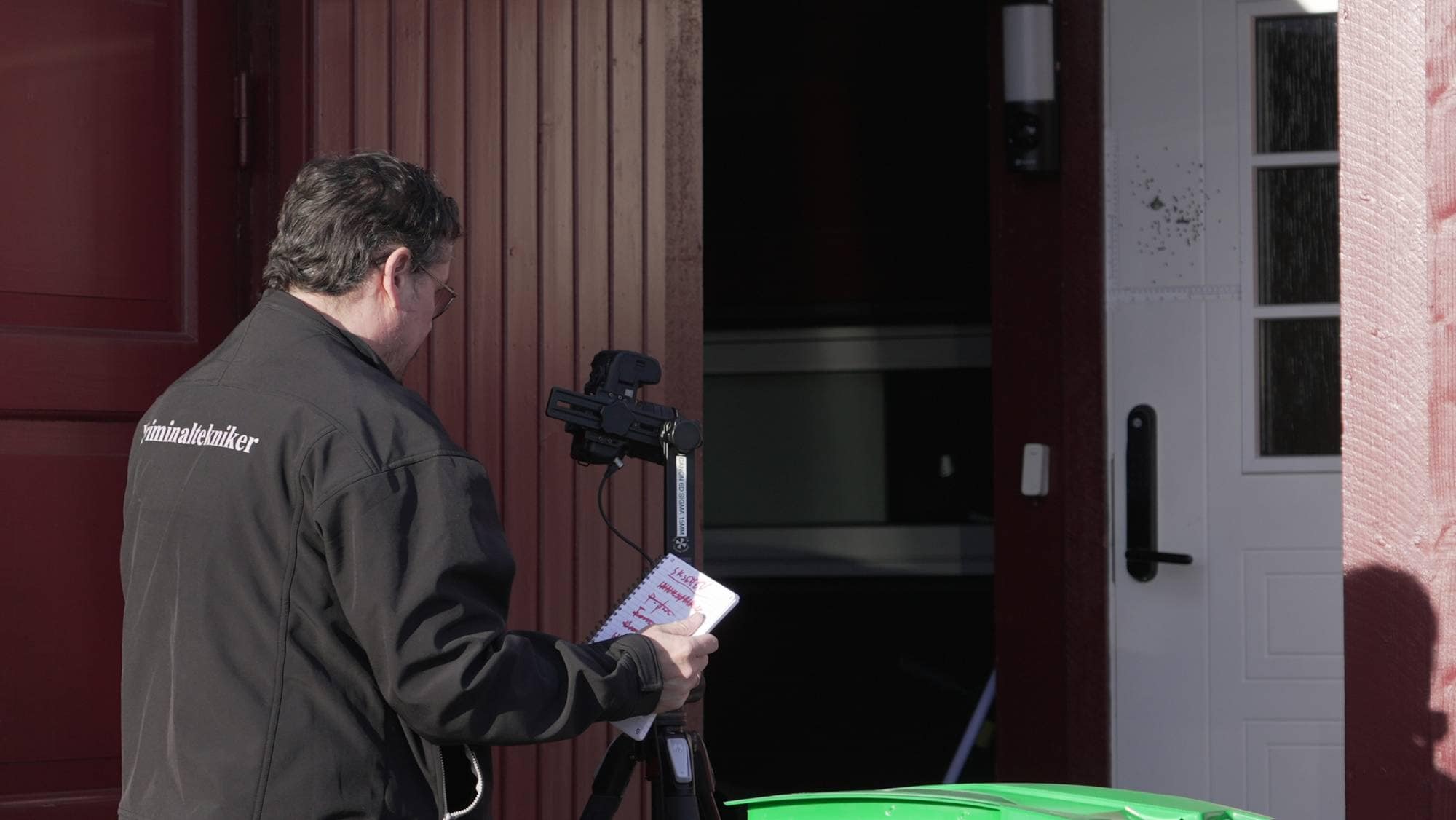 En krimtekniker som jobber på et åsted. 