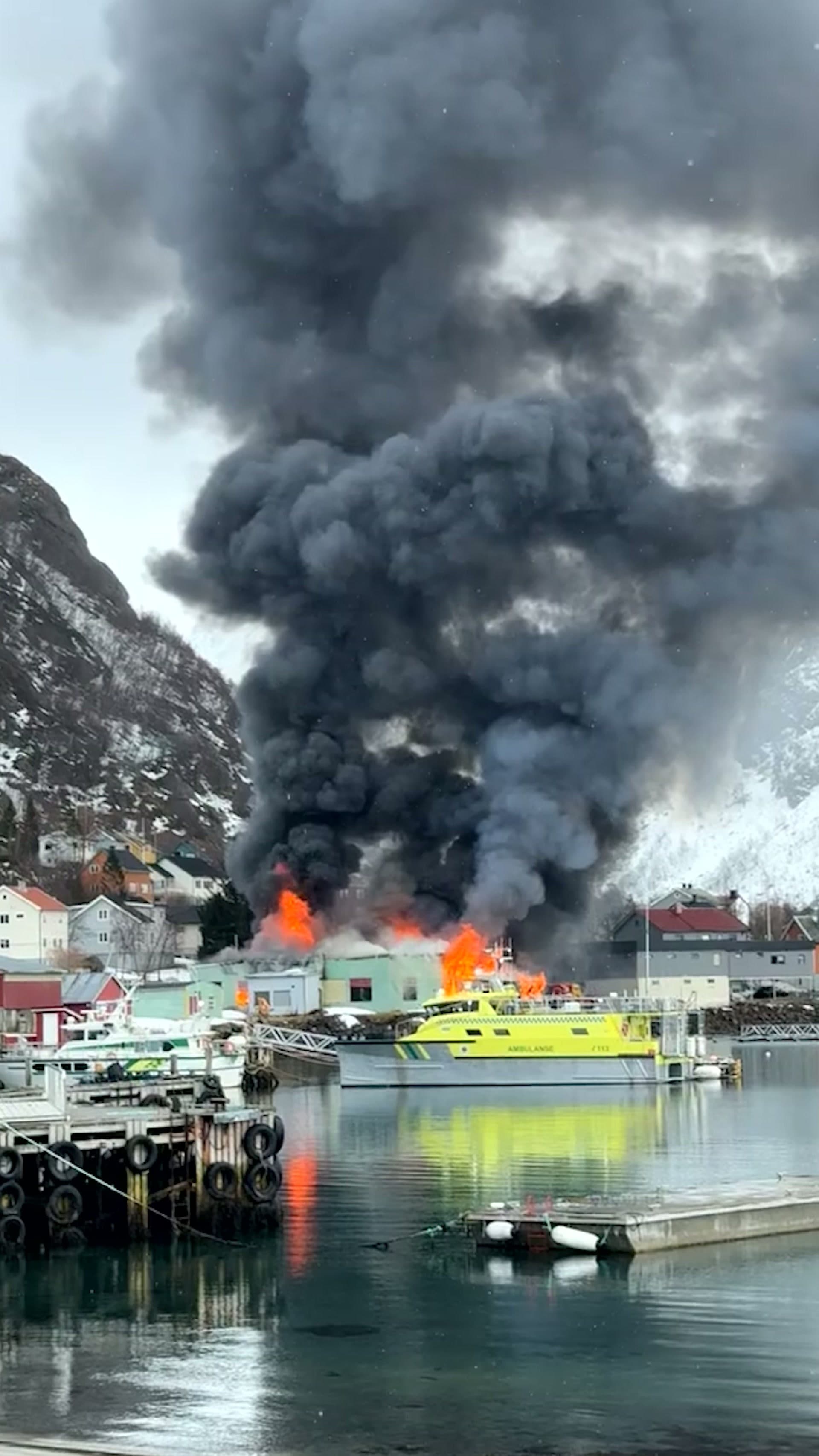 Storbrann i bensinstasjon – NRK