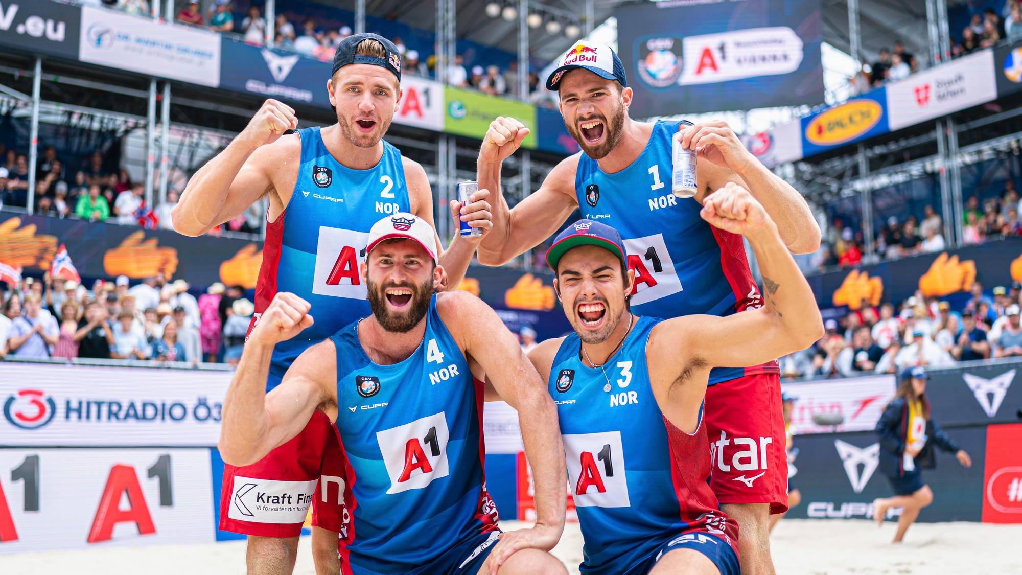 Jubelnde norske sandvolleyballspillere i en turnering i Wien. (Bildebeskrivelsen er laget av en KI-tjeneste)