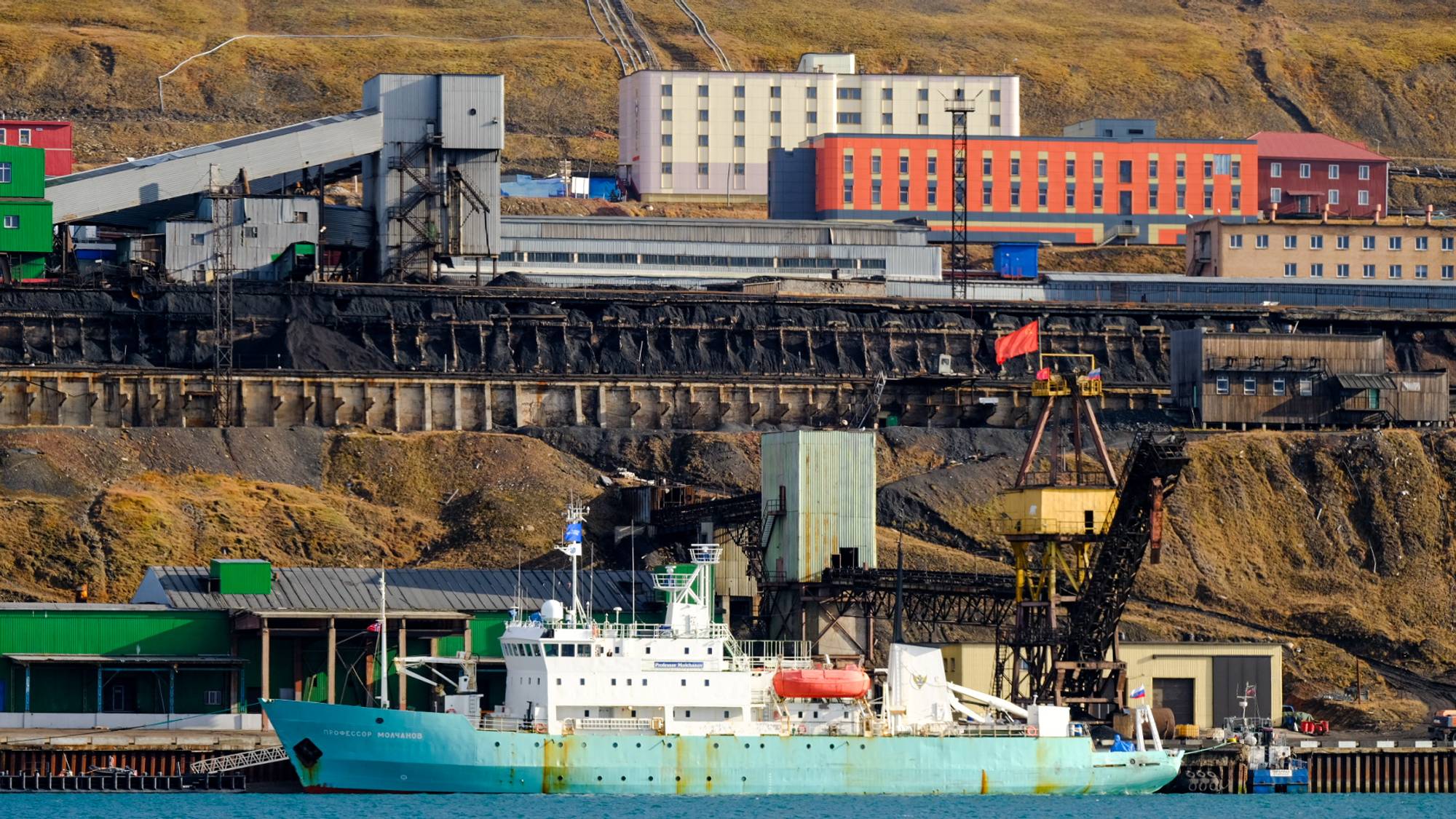 «Professor Moltsjanov» til kai i Barentsburg.