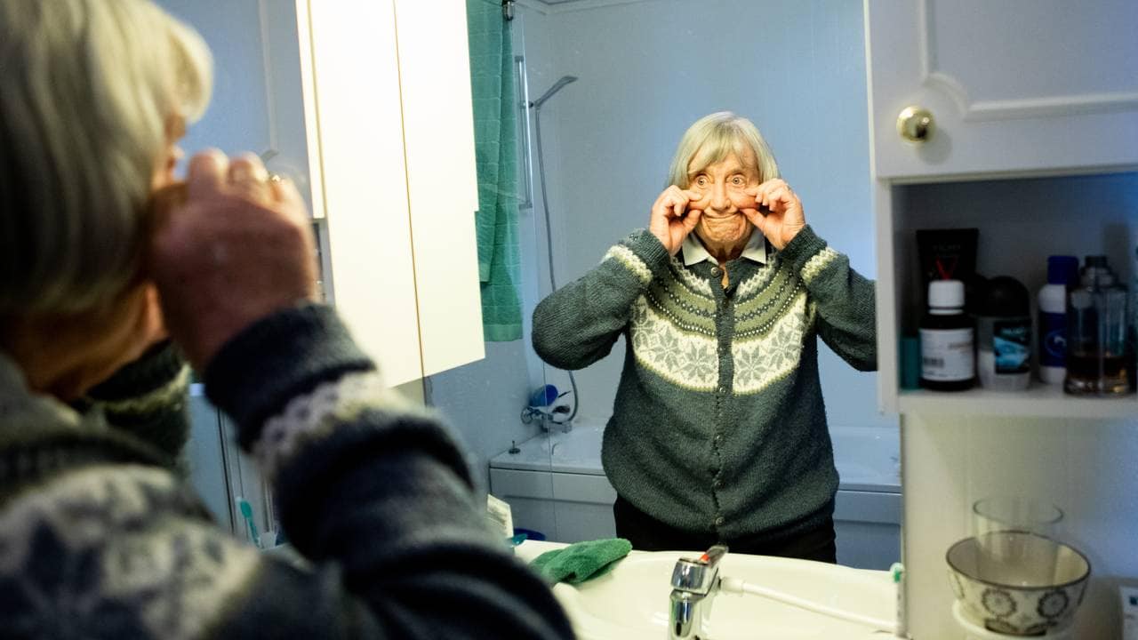 Skjønnhetstips: Ada klyper seg i kjaken for å få farge