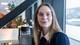 Caroline Bækkelund Hauge / NRK Ei ung kvinne med langt hår og briller smiler