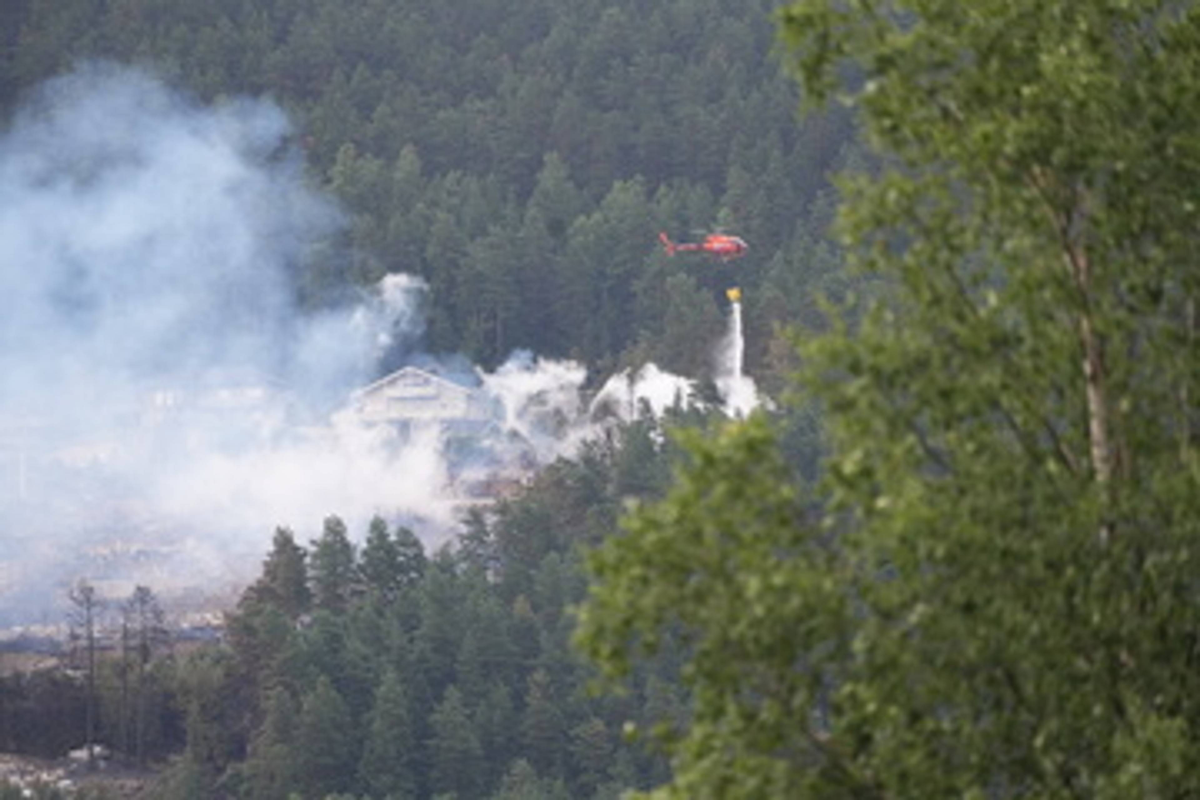 Hellikopter slukker brann.