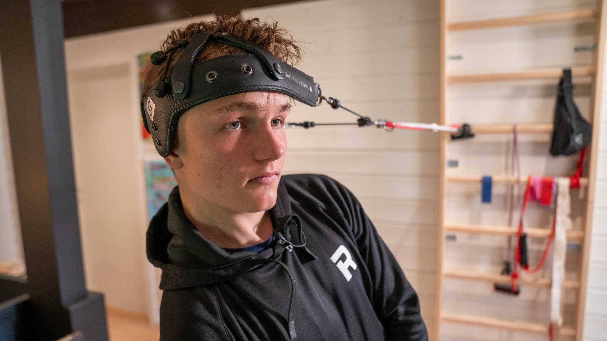 Martinius Stenshorne kjører Formel 2 for Rodin Motorsport. Når han kjører Formel 2-løp, er kroppen festet til setet med sikkerhetsbelter, men nakken er løs. Derfor trener han nakken.