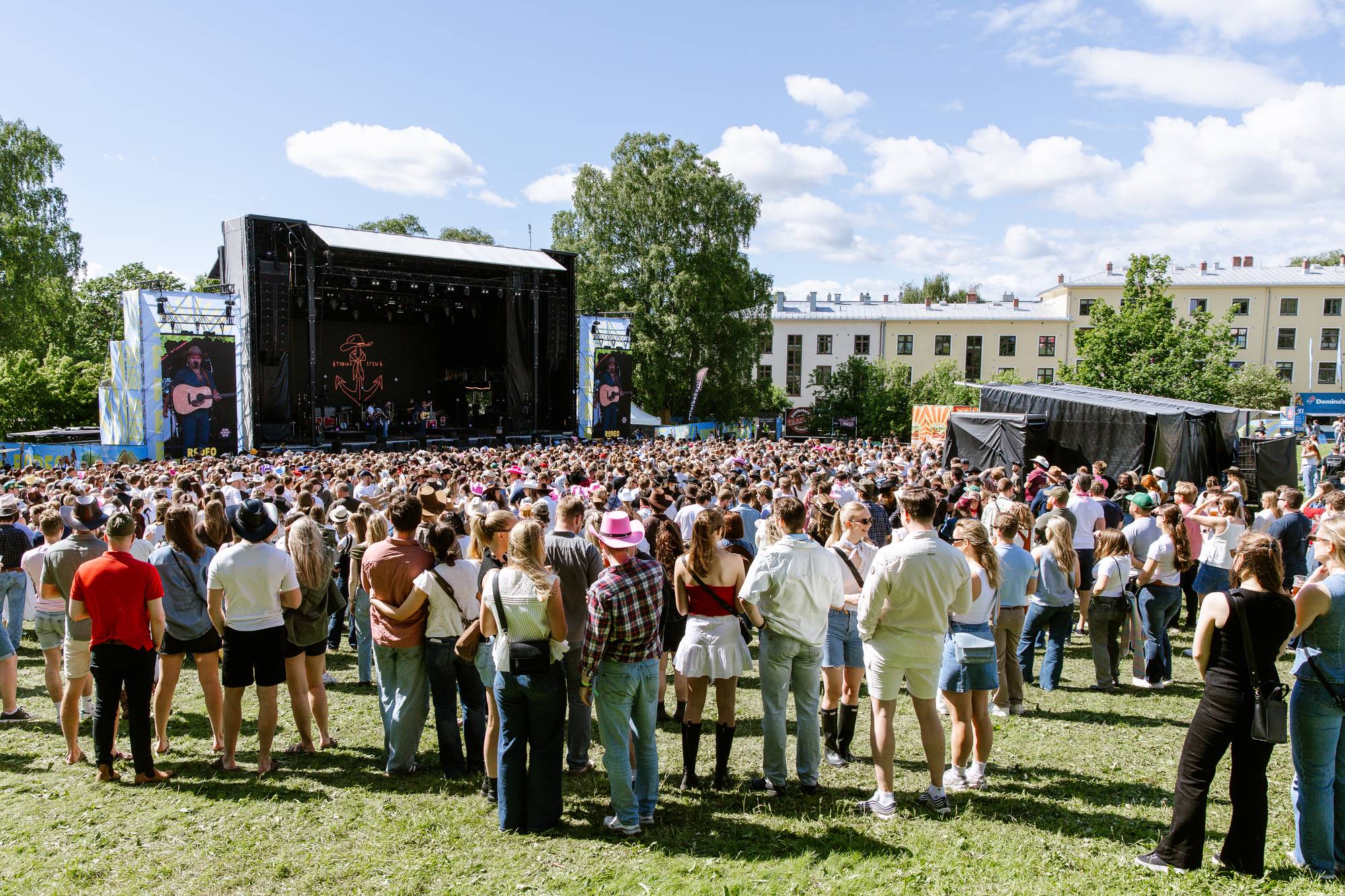 mange folk foran scenen, Tobias Sten – Rodeo 2026