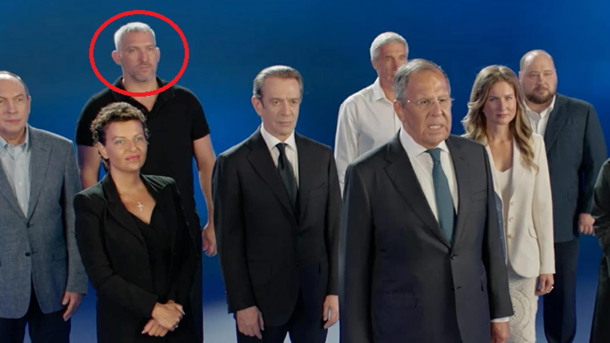 et bilde av russiske topper som støtter putin. i front: sergei lavrov. bak i rød ring: ishockeyspilleren aleksandr ovetsjkin