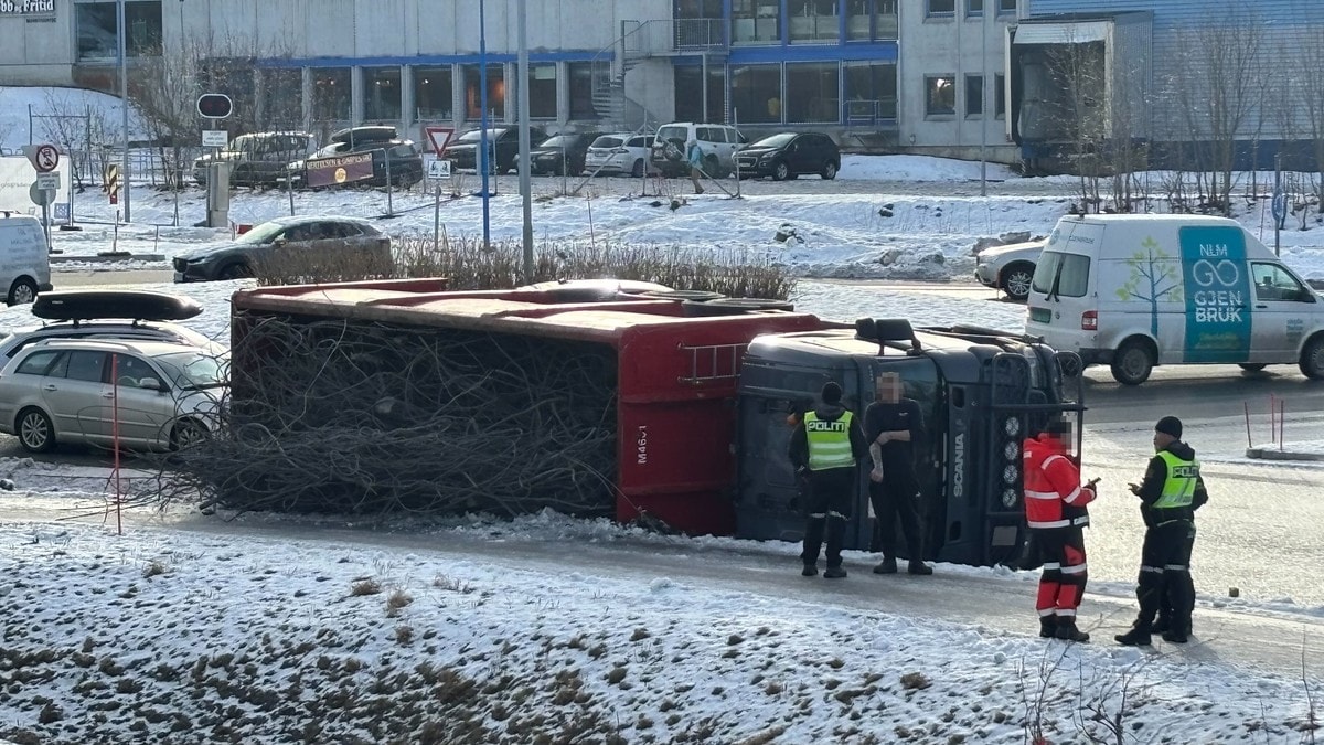 Lastebil med container veltet i Tromsø