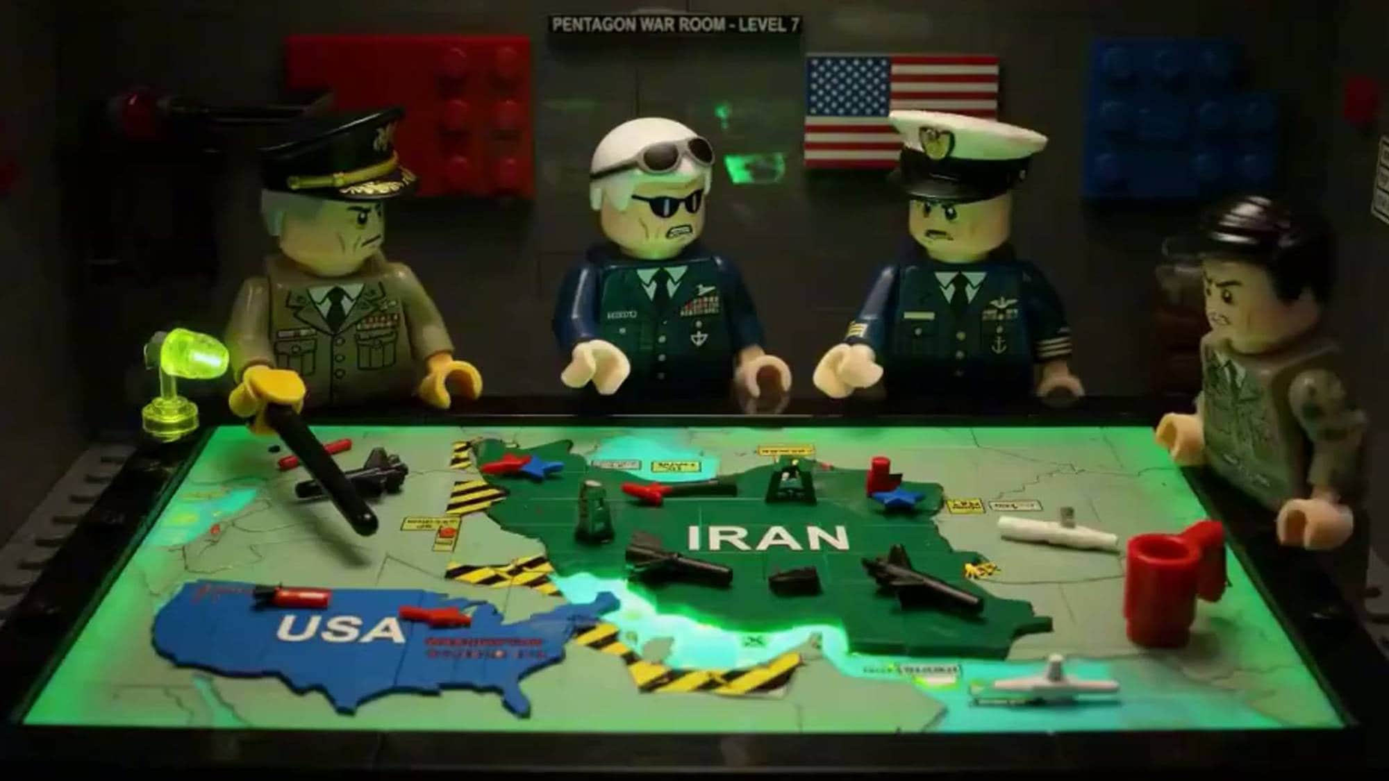 Bilde av 4 legofigurer som står over et bord, der det amerikanske og iranske kartet vises. På den iranske delen av kartet ligger det atomvåpen og annet millitært utstyr. 