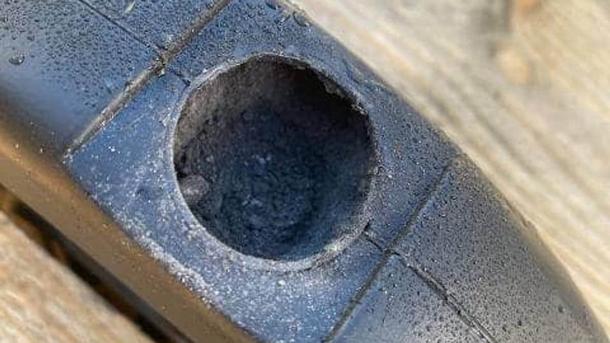 Reagerte på at det lakk sand ut av manualene – fant asbest