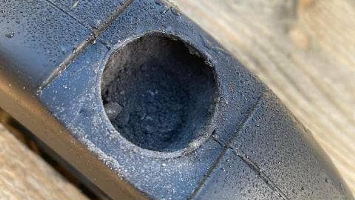 Reagerte på at det lakk sand ut av manualene – fant asbest