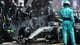 Sarah Meyssonnier / Pool Reuters,NTB Mercedes-mekanikere utfører dekkskift på en Formel 1-bil i depotet under et billøp. (Bildebeskrivelsen er laget av en KI-tjeneste)