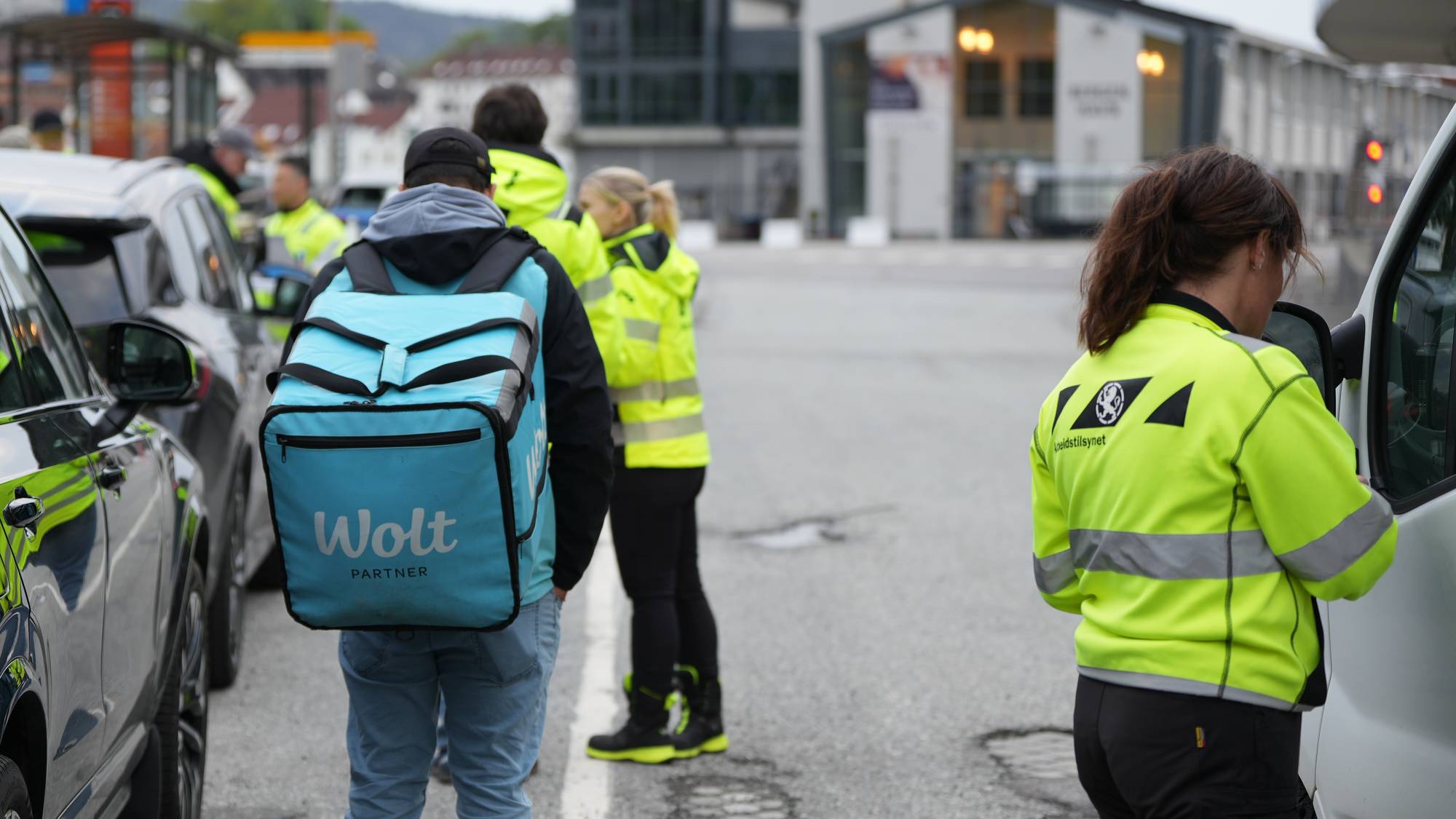 A-krim-aksjon ved Bontelabo i Bergen: kontrollørar frå Arbeidstilsynet og ein Wolt-tilsett